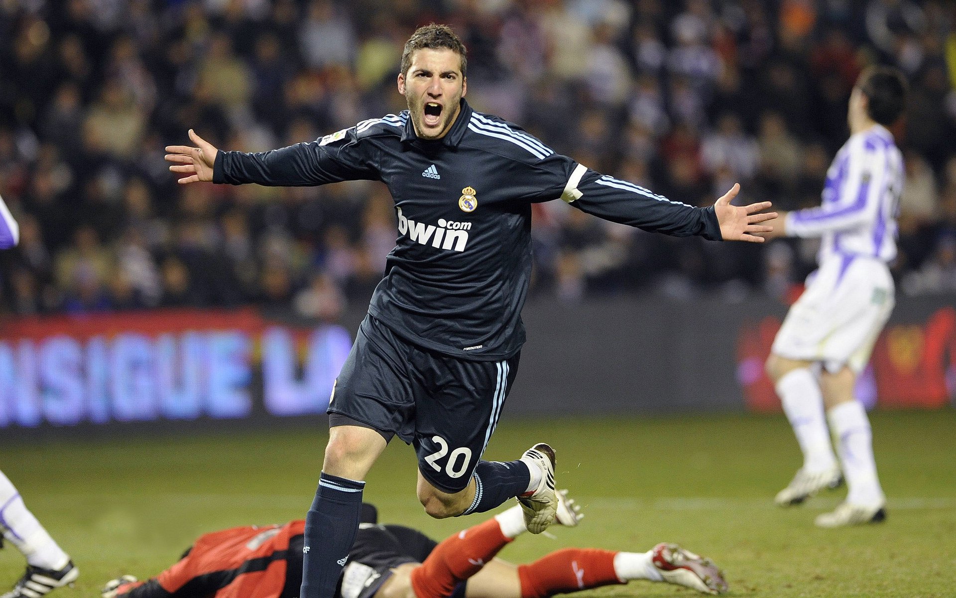 穆雷迎来五赛季出色发挥，MAD观众热烈欢呼！全场沸腾不已